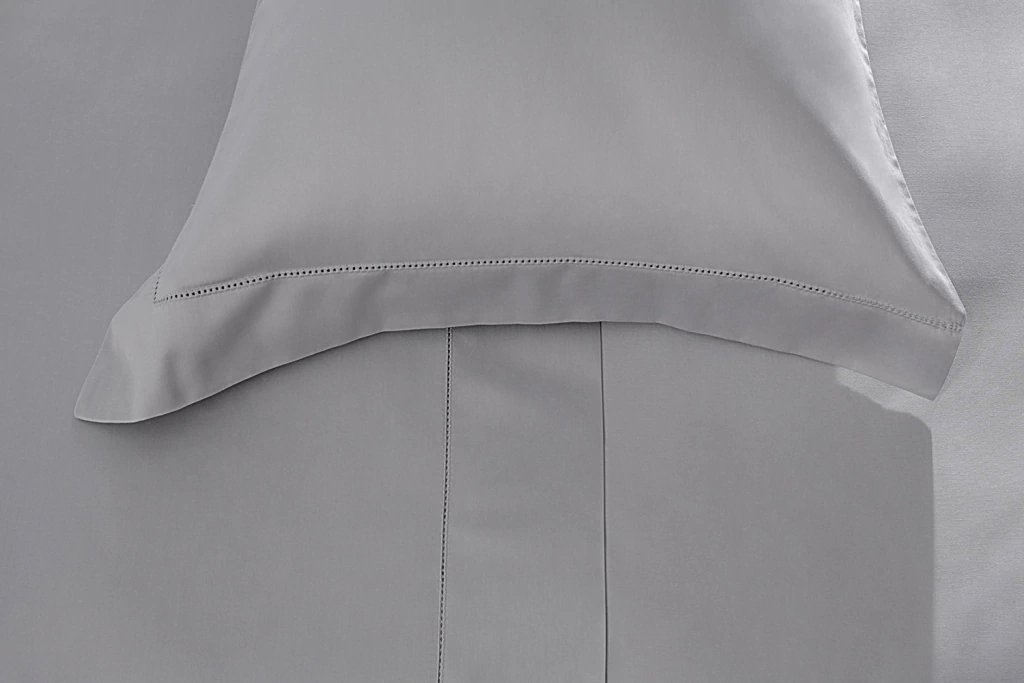 bud-colors-ref-12333-detalhe-jogo-de-cama-056-cinza-42be35c6ff1ba5682617392094730568-1024-1024